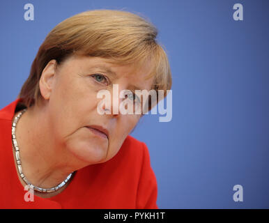 Berlin, Deutschland. 29 Aug, 2017. Die deutsche Bundeskanzlerin Angela Merkel (CDU) erwartet die Fragen von Journalisten auf der Bundespressekonferenz in Berlin am 29.08.2017 während ihrer Pressekonferenz zu aktuellen innen- und außenpolitischen Themen. Quelle: Michael Kappeler/dpa | Verwendung weltweit/dpa/Alamy leben Nachrichten Stockfoto