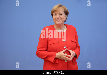 Berlin, Deutschland. 29 Aug, 2017. Die deutsche Bundeskanzlerin Angela Merkel (CDU) kommt an der Bundespressekonferenz in Berlin am 29.08.2017 für den Sommer Pressekonferenz und hat ihre Fingerspitzen zusammen. Quelle: Michael Kappeler/dpa | Verwendung weltweit/dpa/Alamy leben Nachrichten Stockfoto