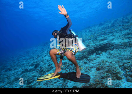 Indischer Ozean, Malediven. 25 Mär, 2018. Unter Wasser surfen. Scuba Diver auf Flossen und reitet sie in starker Strömung wie Surfboard Credit: Andrey Nekrasov/ZUMA Draht/Alamy leben Nachrichten Stockfoto