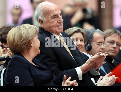 Berlin, Deutschland. 27 Sep, 2012. Die deutsche Bundeskanzlerin Angela Merkel (CDU, lr), Altbundeskanzler Helmut Kohl und seine Frau Maike Richter-Kohl sitzen auf 27.09.2012 im Deutschen Historischen Museum in Berlin. Die Politiker nahmen an einer festlichen Veranstaltung der Konrad-Adenauer-Stiftung am 30. Jahrestag der Wahl von Helmut Kohl als Bundeskanzler. Quelle: Wolfgang Kumm dpa | Verwendung weltweit/dpa/Alamy leben Nachrichten Stockfoto