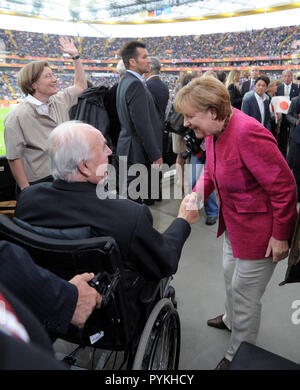 Deutschland. 17. Juli 2011. Helmut Kohl, Bundeskanzler, Bundeskanzlerin, CDU, politischen und persönlichen Abschnitten seines Lebens Bundeskanzlerin Angela Merkel begrüßt den ehemaligen Bundeskanzler Helmut Kohl und seine Frau Maike (r). Spiel 32 - FINALE: Japan-USA in Frankfurt am 17.07.2011. Fußball-Frauen-WM 2011 in Deutschland | Verwendung der weltweiten Kredit: dpa/Alamy leben Nachrichten Stockfoto