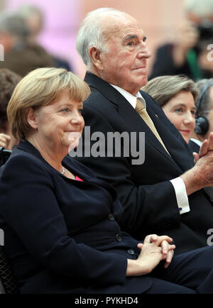 Berlin, Deutschland. 27 Sep, 2012. Die deutsche Bundeskanzlerin Angela Merkel (CDU, lr), Altbundeskanzler Helmut Kohl und seine Frau Maike Richter-Kohl sitzen auf 27.09.2012 im Deutschen Historischen Museum in Berlin. Die Politiker nahmen an einer festlichen Veranstaltung der Konrad-Adenauer-Stiftung am 30. Jahrestag der Wahl von Helmut Kohl als Bundeskanzler. Quelle: Wolfgang Kumm dpa | Verwendung weltweit/dpa/Alamy leben Nachrichten Stockfoto