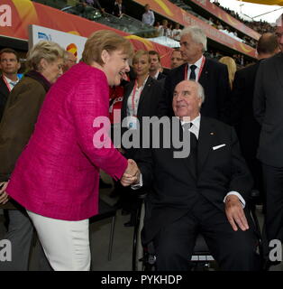 Deutschland. 17. Juli 2011. Helmut Kohl, Bundeskanzler, Bundeskanzlerin, CDU, politischen und persönlichen Abschnitten seines Lebens die deutsche Bundeskanzlerin Angela Merkel begrüßt den ehemaligen deutschen Bundeskanzler Helmut Kohl, auf der rechten Seite Frau Rith, ob Spiel 32 - FINALE: Japan-USA in Frankfurt am 17.07.2011. Fußball-Frauen-WM 2011 in Deutschland | Verwendung der weltweiten Kredit: dpa/Alamy leben Nachrichten Stockfoto