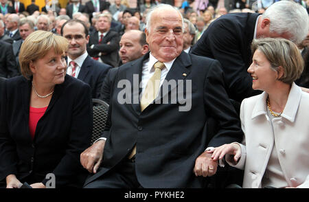 Berlin, Deutschland. 27 Sep, 2012. Bundeskanzlerin Angela Merkel (CDU, lr) werden an den ehemaligen deutschen Bundeskanzler Helmut Kohl und seine Frau Maike Richter-Kohl am 27.09.2012 im Deutschen Historischen Museum in Berlin. Die Politiker nehmen Sie Teil in einer festlichen Veranstaltung der Konrad-Adenauer-Stiftung für den 30. Jahrestag der Wahl von Helmut Kohl zum Bundeskanzler. Quelle: Wolfgang Kumm dpa | Verwendung weltweit/dpa/Alamy leben Nachrichten Stockfoto