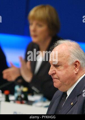 Der ehemalige Bundeskanzler Helmut Kohl (CDU) wird an den CDU-Bundesparteitag in der Festhalle in Frankfurt am Main am 17. Juni 2002, der von CDU-Chefin Angela Merkel. Kohl hatte zuvor in seiner Rede auf der Einheit und Kampf bereit, in den Wahlkampf genannt. "Es ist wichtig, dass wir um jede Stimme kämpfen", sagte Kohl bei seinem ersten Auftritt bei einem CDU-Bundesparteitag in drei Jahren. "Wir haben alle Chancen, die Regierung Verantwortung zu erlangen." Kohl kuendigte an, seine Zusammenarbeit in den Wahlkampf. "Lassen Sie uns beginnen", rief er. Wo immer er coul Stockfoto