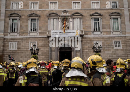 Barcelona, Spanien. Oktober 29, 2018 - Barcelona, Katalonien, Spanien - Katalonien regionale Feuerwehr (Bomber de la Generalitat) halten einen Protest vor der Katalanischen Regierung fordert Verbesserungen in der Gehälter und die Bereitstellung von mehr Material und Ressourcen für die Feuerwehr. Credit: Jordi Boixareu/Alamy leben Nachrichten Stockfoto