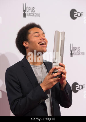 Berlin, Deutschland. 14 Okt, 2018. Sheku KANNEH - Maurer (nach - Wachstum Künstler des Jahres, Cello) mit dem OPUS KLASSIK Trophée. Preisverleihung des Opus-Klassik 2018 durch den Verein zur Förderung der Klassischen Musik eV im Konzerthaus Berlin am 14.10.2018. | Verwendung der weltweiten Kredit: dpa/Alamy leben Nachrichten Stockfoto