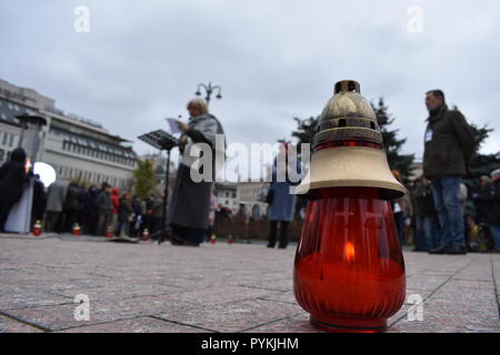 29 Oktober 2018, Russland, Moskau: Hunderte von Menschen erinnerten sich an die Opfer des Terrors unter sowjetischen Diktator Josef Stalin auf eine Mahnwache. Sie stellen gerade Kerzen und Blumen vor dem Gebäude, in dem sich der sowjetische Geheimdienst KGB verwendet werden und wo der Inlandsgeheimdienst FSB jetzt befindet. Lesen Sie auch die Namen der Opfer. Foto: Christian Thiele/dpa-Zentralbild/dpa Stockfoto