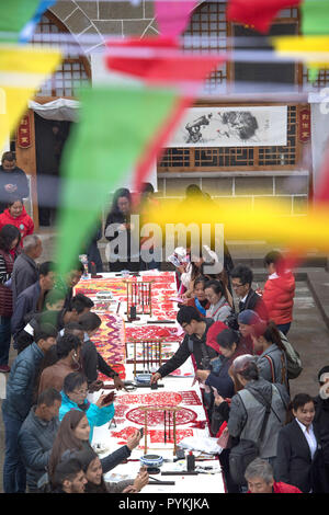 (181029) - Yan'an, Oktober 29, 2018 (Xinhua) - Ausländische Studierende und Folk Künstler vermitteln in Gaoqiao Township in Ansai Bezirk, Yan'an, Provinz Shaanxi im Nordwesten Chinas, Okt. 20, 2018. Ansai Bezirk, im nördlichen Teil der Provinz Shaanxi auf dem Löß-Plateau, ist bekannt für seine einzigartige Volkskunst wie Ansai Taille Drum Dance bekannt, Papier-cut, Volkslieder, volkstümliche Malerei und Oper. In den letzten Jahren, Ansai hat sich bemüht, den kulturellen Tourismus durch die Integration von Tourismus mit diesen einzigartigen Volkskunst, um der Armut zu fördern. Nach einer Schulung, Menschen ergänzen können Ihren i Stockfoto