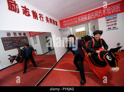 (181029) - Yan'an, Oktober 29, 2018 (Xinhua) - Li Chenghong (L) und Shen Aizhen Studie an einem volkskunst Ausbildung Klasse von Chengbei Gemeinschaft in Ansai Bezirk, Yan'an, Provinz Shaanxi im Nordwesten Chinas, Okt. 19, 2018. Ansai Bezirk, im nördlichen Teil der Provinz Shaanxi auf dem Löß-Plateau, ist bekannt für seine einzigartige Volkskunst wie Ansai Taille Drum Dance bekannt, Papier-cut, Volkslieder, volkstümliche Malerei und Oper. In den letzten Jahren, Ansai hat sich bemüht, den kulturellen Tourismus durch die Integration von Tourismus mit diesen einzigartigen Volkskunst, um der Armut zu fördern. Nach einer Schulung, die Menschen können Stockfoto