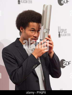 Berlin, Deutschland. 14 Okt, 2018. Sheku KANNEH - Maurer (nach - Wachstum Künstler des Jahres, Cello) mit dem OPUS KLASSIK Trophée. Preisverleihung des Opus-Klassik 2018 durch den Verein zur Förderung der Klassischen Musik eV im Konzerthaus Berlin am 14.10.2018. | Verwendung der weltweiten Kredit: dpa/Alamy leben Nachrichten Stockfoto