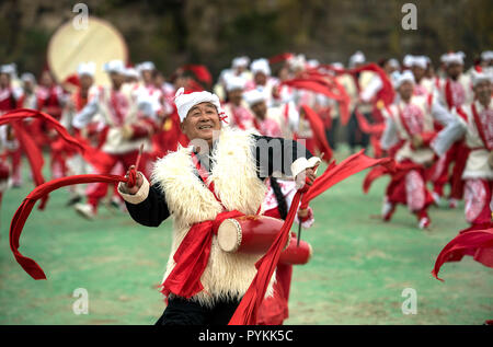 (181029) - Yan'an, Oktober 29, 2018 (Xinhua) - dorfbewohner Cao Baoping gibt eine Leistung von Ansai taille Drum Tanz an Ansai Fengjiaying Dorf im Bezirk, Yan'an, Provinz Shaanxi im Nordwesten Chinas, Okt. 19, 2018. Ansai Bezirk, im nördlichen Teil der Provinz Shaanxi auf dem Löß-Plateau, ist bekannt für seine einzigartige Volkskunst wie Ansai Taille Drum Dance bekannt, Papier-cut, Volkslieder, volkstümliche Malerei und Oper. In den letzten Jahren, Ansai hat sich bemüht, den kulturellen Tourismus durch die Integration von Tourismus mit diesen einzigartigen Volkskunst, um der Armut zu fördern. Nach einer Schulung, die Menschen können Stockfoto