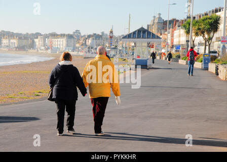 Dorchester, Dorset, Großbritannien. 29. Oktober 2018. Die Menschen verkleiden sich nachdrücklich gegen den Bitterkalten Wind und die Sonne in Weymouth Credit: stuart Hartmut Ost/Alamy Leben Nachrichten machen Stockfoto