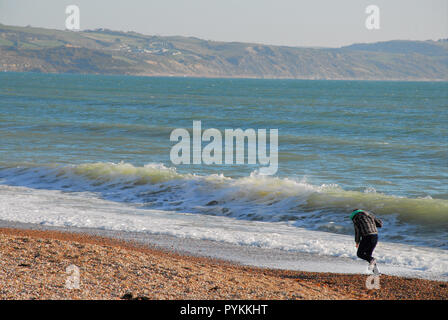 Dorchester, Dorset, Großbritannien. 29. Oktober 2018. Die Menschen verkleiden sich nachdrücklich gegen den Bitterkalten Wind und die Sonne in Weymouth Credit: stuart Hartmut Ost/Alamy Leben Nachrichten machen Stockfoto