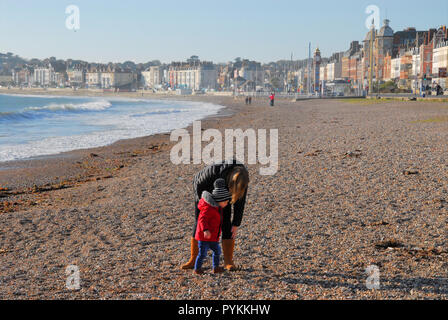 Dorchester, Dorset, Großbritannien. 29. Oktober 2018. Die Menschen verkleiden sich nachdrücklich gegen den Bitterkalten Wind und die Sonne in Weymouth Credit: stuart Hartmut Ost/Alamy Leben Nachrichten machen Stockfoto