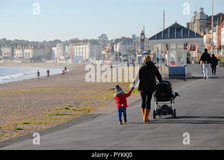 Dorchester, Dorset, Großbritannien. 29. Oktober 2018. Die Menschen verkleiden sich nachdrücklich gegen den Bitterkalten Wind und die Sonne in Weymouth Credit: stuart Hartmut Ost/Alamy Leben Nachrichten machen Stockfoto