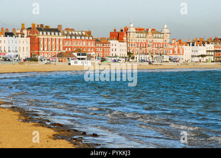 Dorchester, Dorset, Großbritannien. 29. Oktober 2018. Brechende Wellen rush auf sonnigen Weymouth Beach in der Bitterkalten onshore Wind Credit: stuart Hartmut Ost/Alamy leben Nachrichten Stockfoto