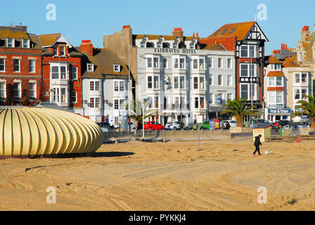 Dorchester, Dorset, Großbritannien. 29. Oktober 2018. Die Menschen verkleiden sich nachdrücklich gegen den Bitterkalten Wind und die Sonne in Weymouth Credit: stuart Hartmut Ost/Alamy Leben Nachrichten machen Stockfoto