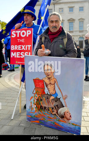 London, 29. Oktober 2018. Der Ministerpräsident und der Finanzminister verlassen Downing Street vor Philip Hammond liefert sein Budget an das Parlament. Künstler Kaya Mar und anti-Brexit campaiger Steve Bray zeigen außerhalb des Parlaments Credit: PjrFoto/Alamy leben Nachrichten Stockfoto