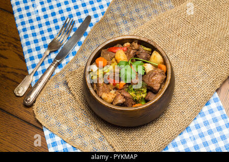 Portion Hausgemachtes Rindfleisch Eintopf im rustikalen Houten Stockfoto