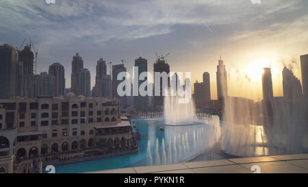 Dubai Fountain ist der weltweit größte choreographiert Brunnen System auf Sonnenuntergang Hintergrund Stockfoto