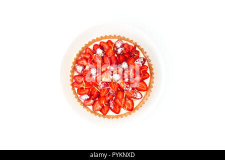 Blick von oben auf ein hausgemachter Erdbeerkuchen mit Zitronencreme und Zitronenschale auf weißem Hintergrund. Stockfoto