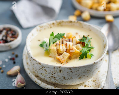 Blumenkohl Kartoffel Suppe pürieren, auf Stein, cremige Suppe mit Blumenkohl Toastbrot Croutons. Vegetarische gesunde Ernährung Konzept. Ideen und Rezepte für den Winter Mahlzeit. Seichte DOF. Kopieren Sie Platz für Text Stockfoto