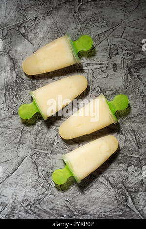 Vertikale Foto von Frisch selbst gemacht Melone Eis mit Minze auf konkreten Hintergrund. Stockfoto