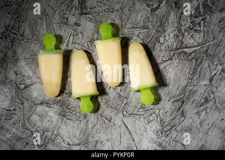 Eis in auf einen konkreten Hintergrund mit Kopie Raum Stockfoto