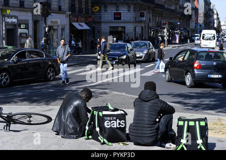 Leerlauf Lieferung Männer für Uber isst - Paris - Frankreich Stockfoto