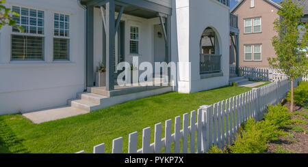 Haus mit Rasen und weißen Zaun in Daybreak Utah Stockfoto