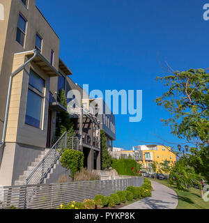 Home mit Treppen und Flachdach gegen den blauen Himmel Stockfoto