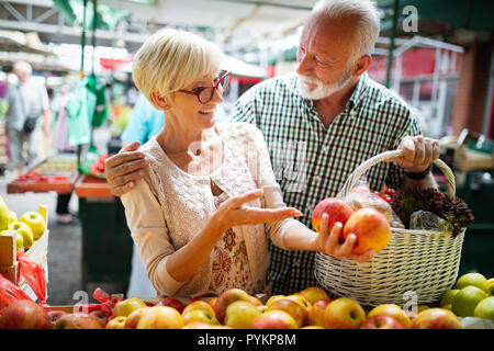 Bild von älteren Ehepaar am Markt Gemüse kaufen Stockfoto