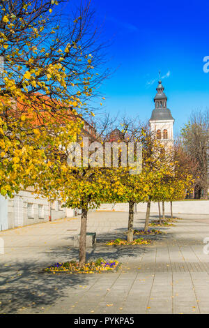 Kroatien, Slawonien, Stadt Daruvar, Hauptplatz und die katholische Kirche im Herbst Stockfoto