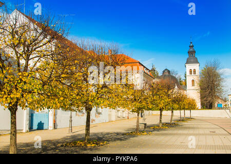 Kroatien, Slawonien, Stadt Daruvar, Hauptplatz und die katholische Kirche im Herbst Stockfoto