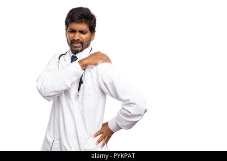 Leiden Medic in Schulter- und Rückenschmerzen berühren schmerzhafte Bereiche auf weißem Hintergrund Stockfoto