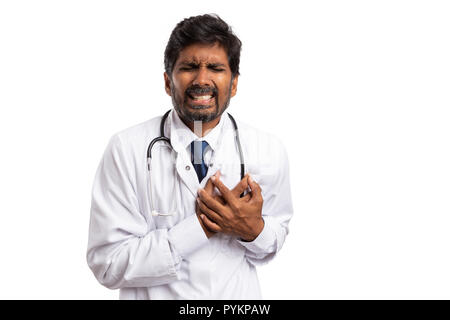 Indische männlicher Arzt in Cardiac Angriff Herzen berühren mit beiden Händen auf weißem studio Hintergrund isoliert Stockfoto