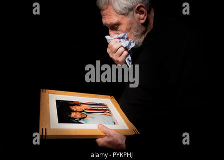 Ältere trauernde Menschen. Erinnerung an einen Verstorbenen. Männliche, Verlust und Einsamkeit. Stockfoto