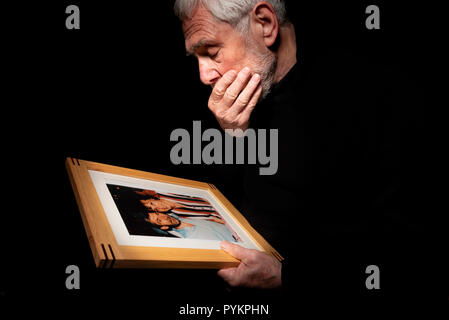 Ältere trauernde Menschen. Erinnerung an einen Verstorbenen. Männliche, Verlust und Einsamkeit. Stockfoto
