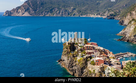 Schöne Luftaufnahme von Vernazza und Monterosso al Mare, Cinque Terre, Ligurien, Italien Stockfoto