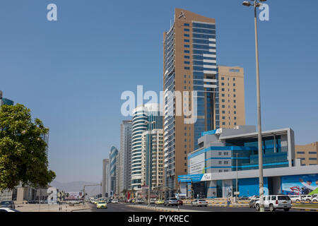 Hamad Bin Abdulla Road in der Innenstadt von Fujairah. Dieser Hauptstraße in Fujairah hat mehrere Bürogebäude und Hotels Stockfoto