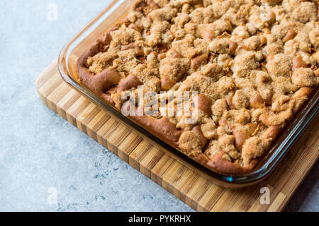 Hausgemachte ganze Crumble Kuchen im Glas Schüssel. Frisch gebacken. Organische Dessert. Stockfoto