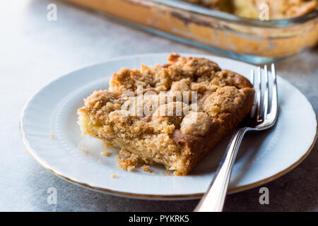 Hausgemachte Apfelkuchen Tortenheber mit Gabel. Organische Dessert. Stockfoto