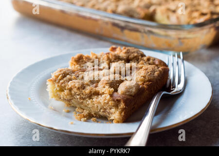 Hausgemachte Apfelkuchen Tortenheber mit Gabel. Organische Dessert. Stockfoto