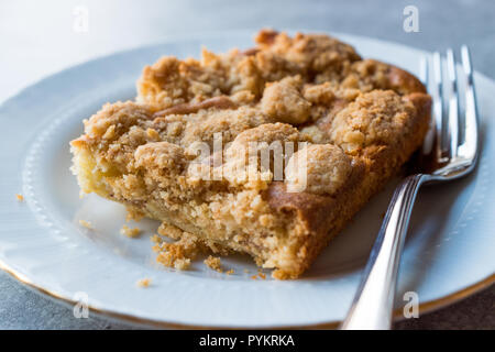 Hausgemachte Apfelkuchen Tortenheber mit Gabel. Organische Dessert. Stockfoto