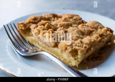 Hausgemachte Apfelkuchen Tortenheber mit Gabel. Organische Dessert. Stockfoto