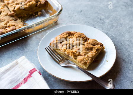 Hausgemachte Apfelkuchen Tortenheber mit Gabel. Organische Dessert. Stockfoto