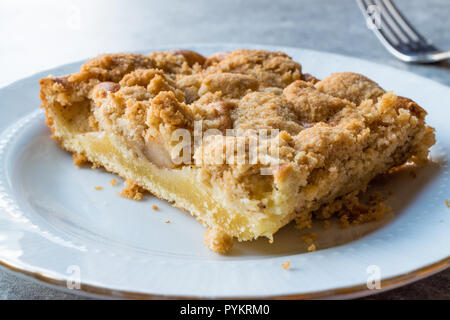 Hausgemachte Apfelkuchen Tortenheber mit Gabel. Organische Dessert. Stockfoto