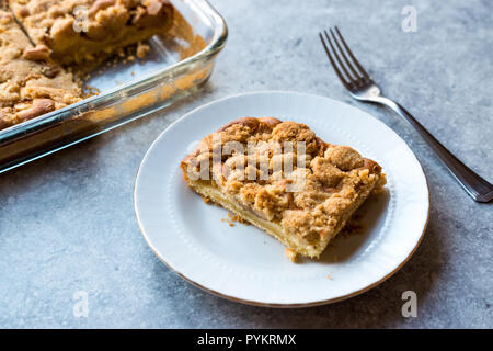 Hausgemachte Apfelkuchen Tortenheber mit Gabel. Organische Dessert. Stockfoto