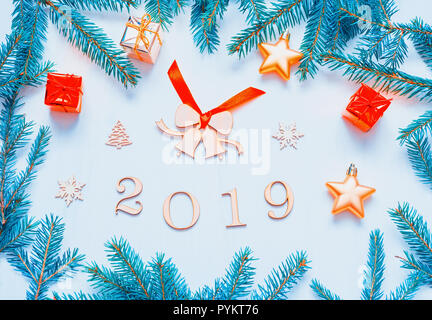 Neues Jahr 2019 Hintergrund mit 2019 Figuren, Weihnachten Spielzeug, Tannenzweigen. Flach, Ansicht von oben in das Neue Jahr 2019 noch Leben Stockfoto